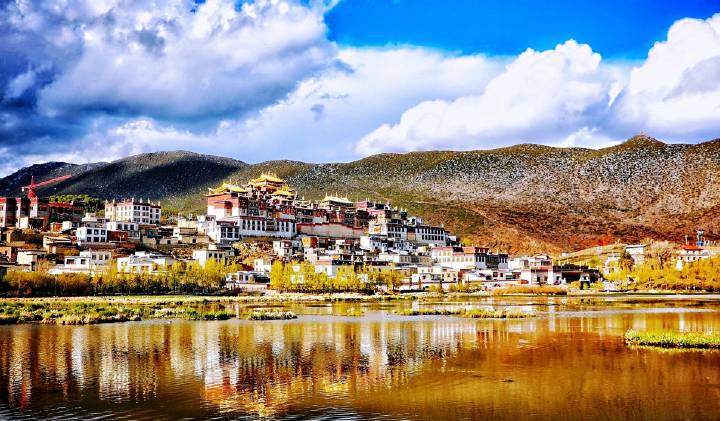 噶丹·松赞林寺,是云南省规模最大的藏传佛教寺院