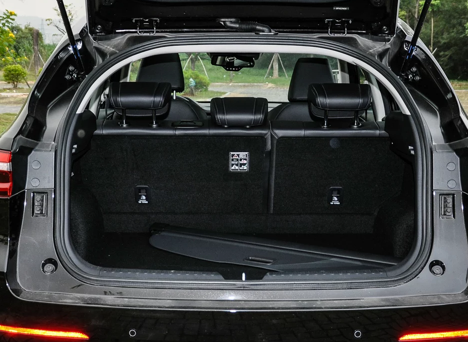 后备箱本来就有680l的容积,在同类型车里算是相当大的了,整车内部空间