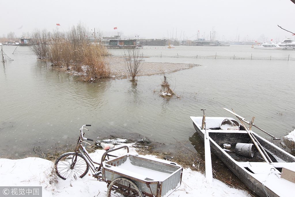 江苏淮安迎来大风降雪天气 洪泽湖渔船靠港避风