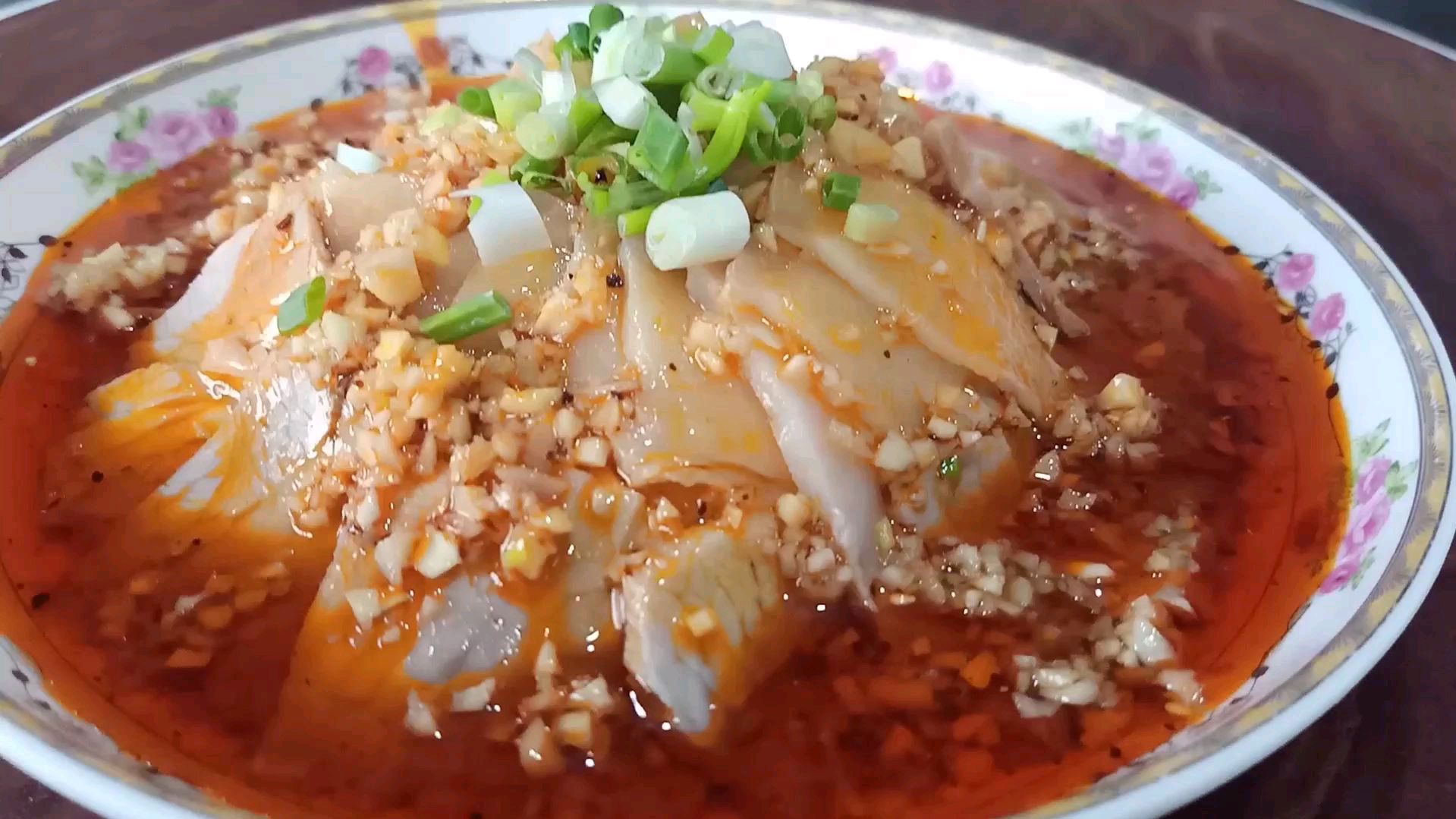 大厨教你:“蒜泥白肉”的正宗做法,色泽红亮,肥而不腻,先收藏