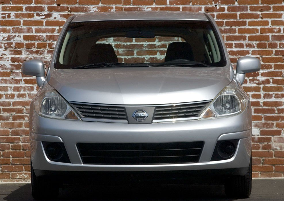 日产(进口)-versa,外观高端大气,整体设计神秘,车型显得沉稳