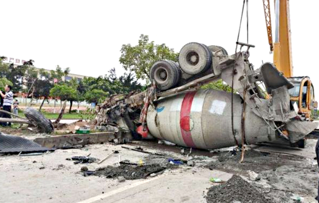 关于事故原因,围观群众有"变道超车"和"搅拌车爆胎失控"等说法,但未