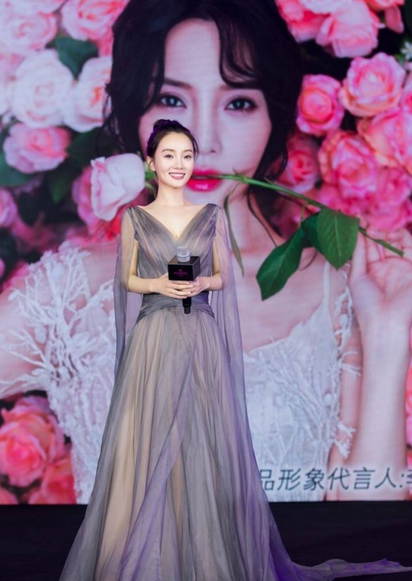 写真:李小璐穿深v连衣裙大秀傲人上围,尽显高贵魅力!