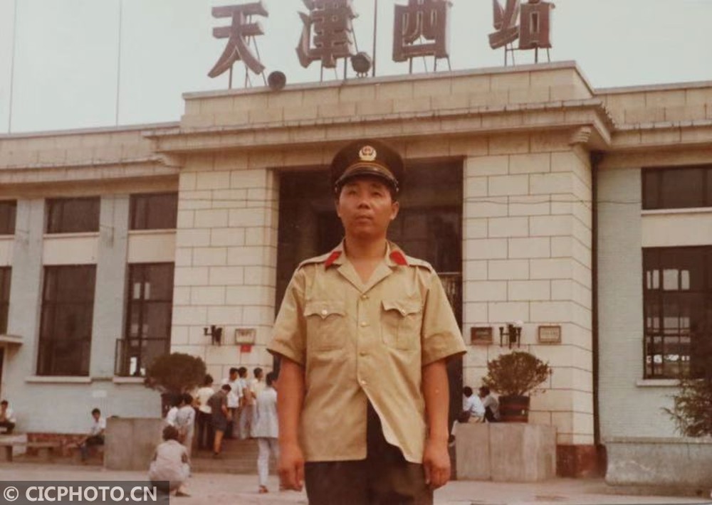 1988年,乘警杨庆辉在天津西站前拍摄漳照片.