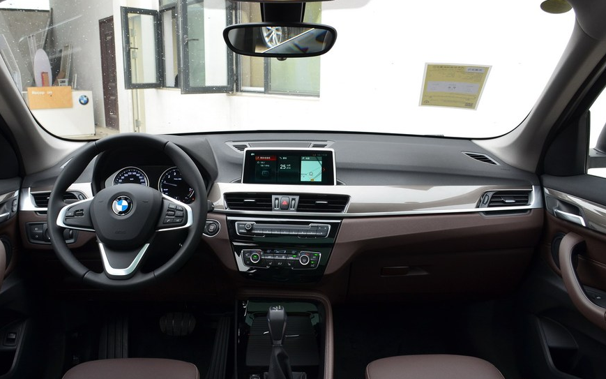 品鉴宝马x1,外观很霸气,线条也很美,内饰还很豪华