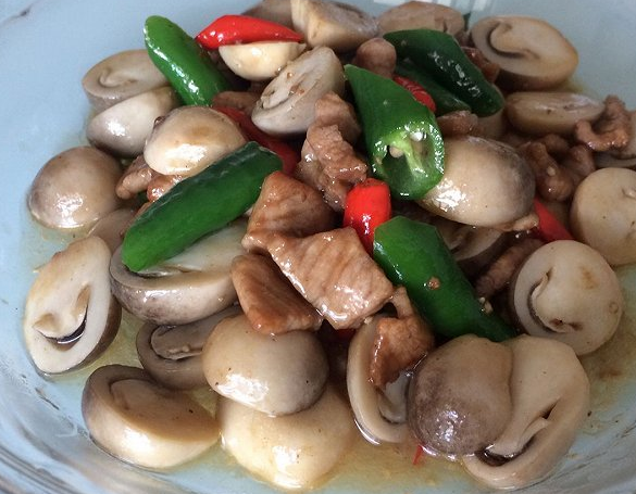 草菇炒肉片,嫩滑爽口吃得到,营养美味超简单,肉片就要这样炒