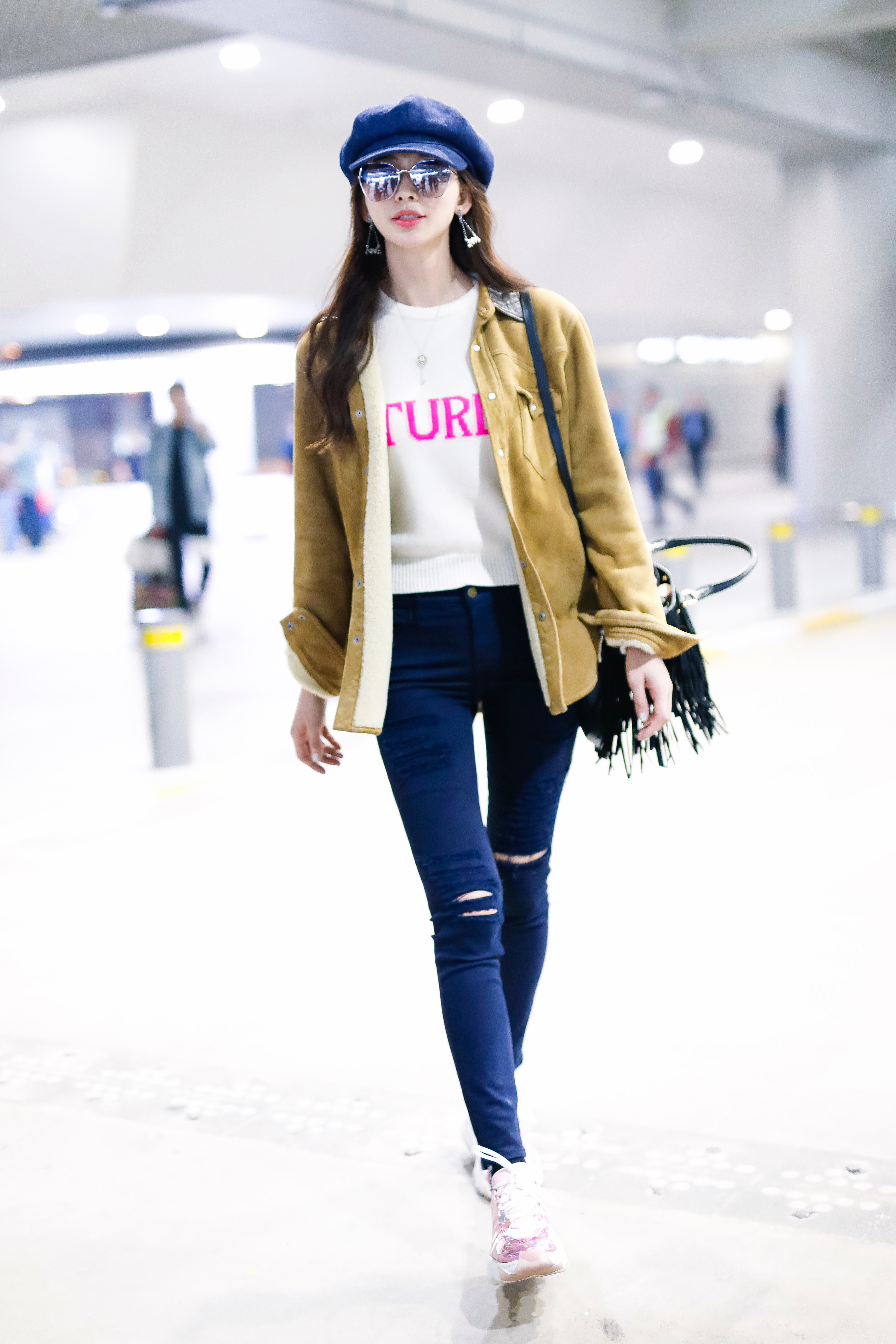 林志玲衣品上线,穿旧外套搭破洞牛仔裤走机场,气质甜美宛如25岁