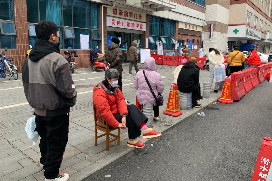 上个月,武汉同济医院发热门诊外排队的患者。
