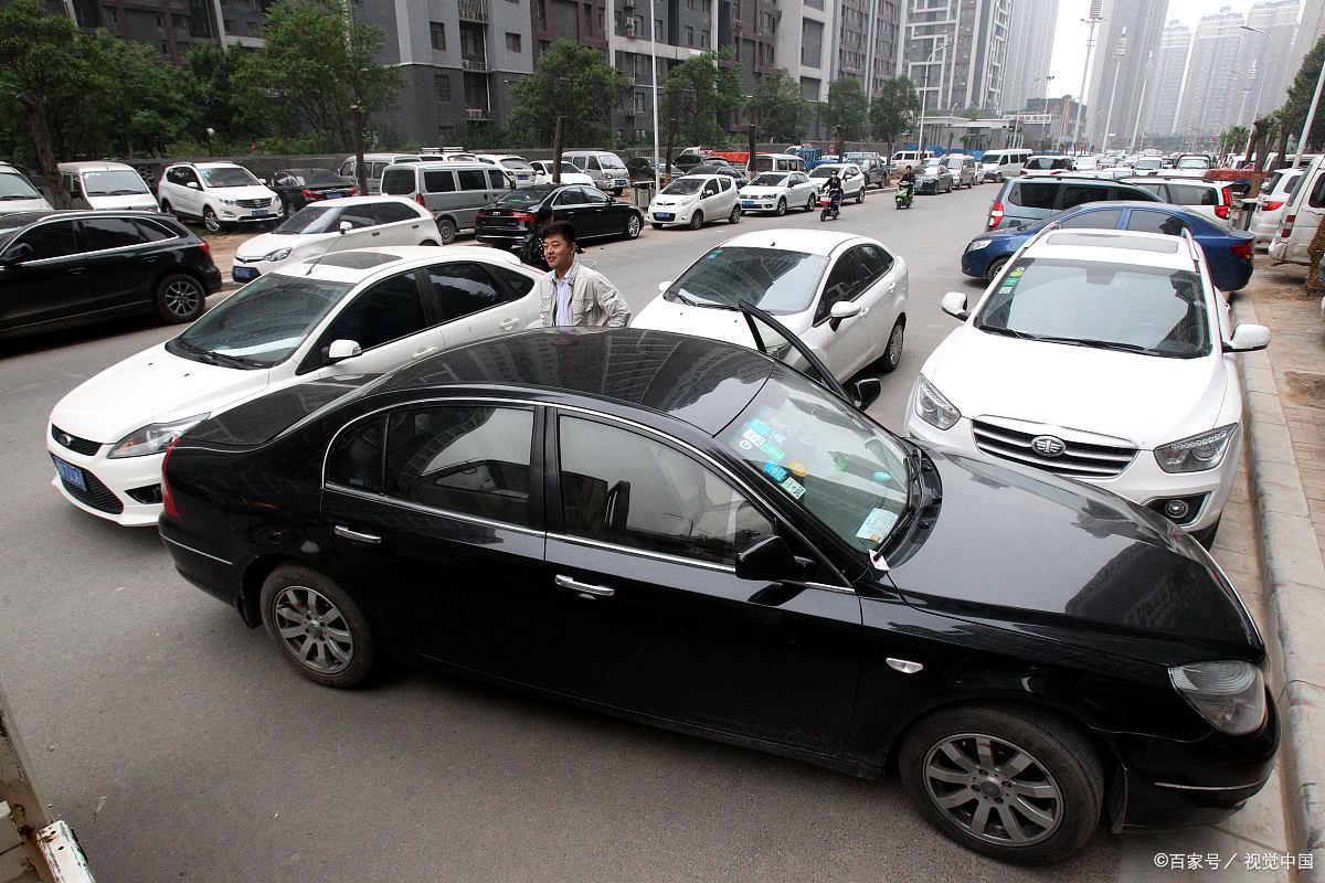 胡乱停车的人对社会的危害,真的需要公共场所有处理权!