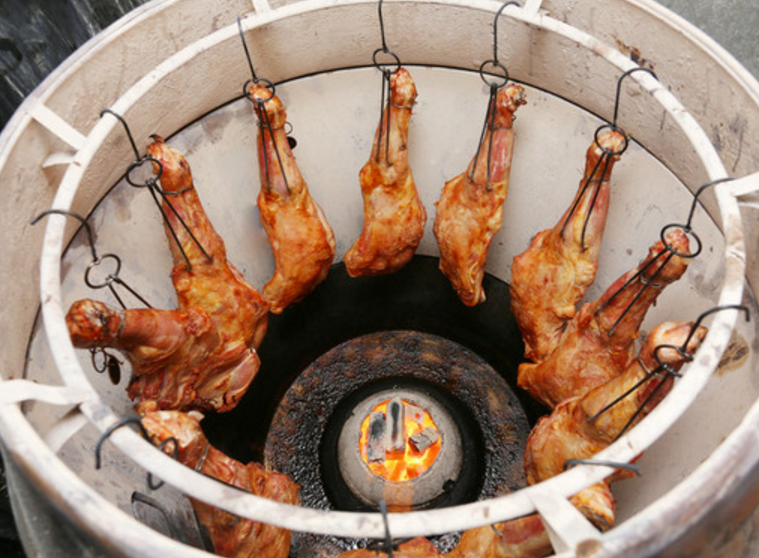 将羊腿与减排辅以调料涂抹腌制后,以吊炉小火慢烤,烤至外焦里嫩,十里