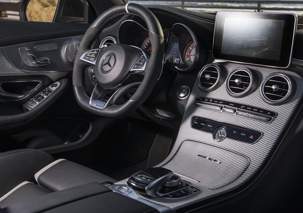 方向盘有一点点虚位,我觉得这样更合理,以免在高速上轻轻一动方向盘