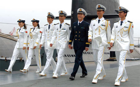 中国这款海军军服,为何军衔标志不在肩上?原来确实不一样!