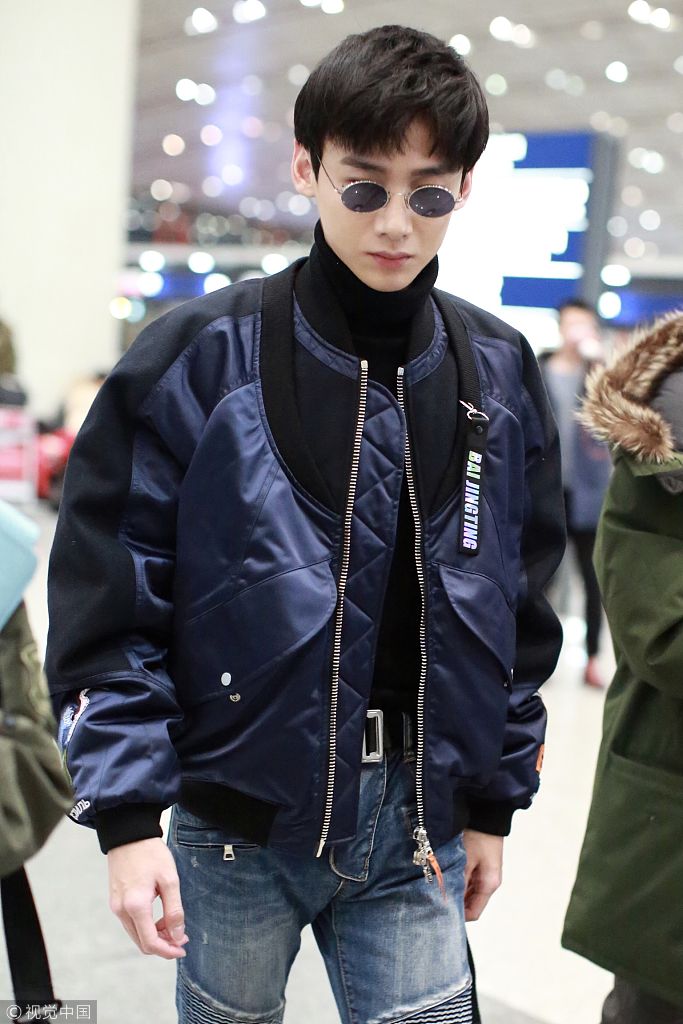 白敬亭飞行夹克搭高领off-white x nike小黑鞋帅气阳光