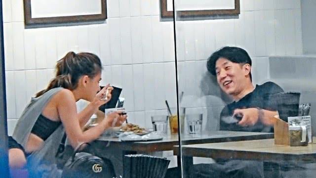 房祖名约会赌王"最美千金",何超莲穿着性感上衣,笑声不断默契十足!