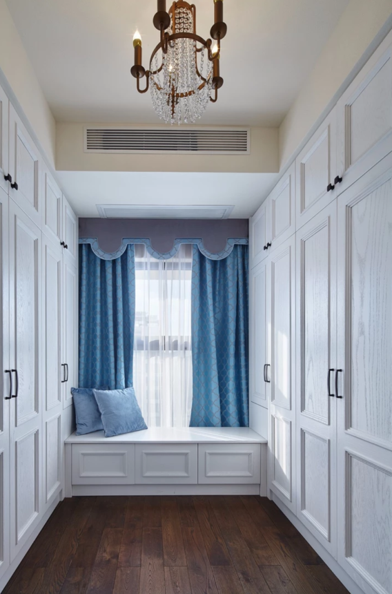 衣帽间左右一排大衣柜,靠窗户也是一个假飘窗,方便穿脱裤子.