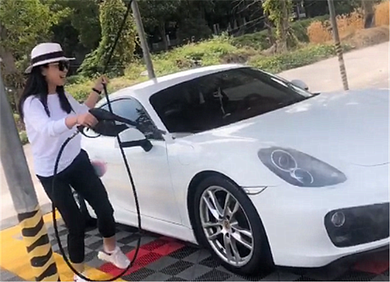 8万买保时捷718,女车主回家自己洗车!网友:有钱就是好