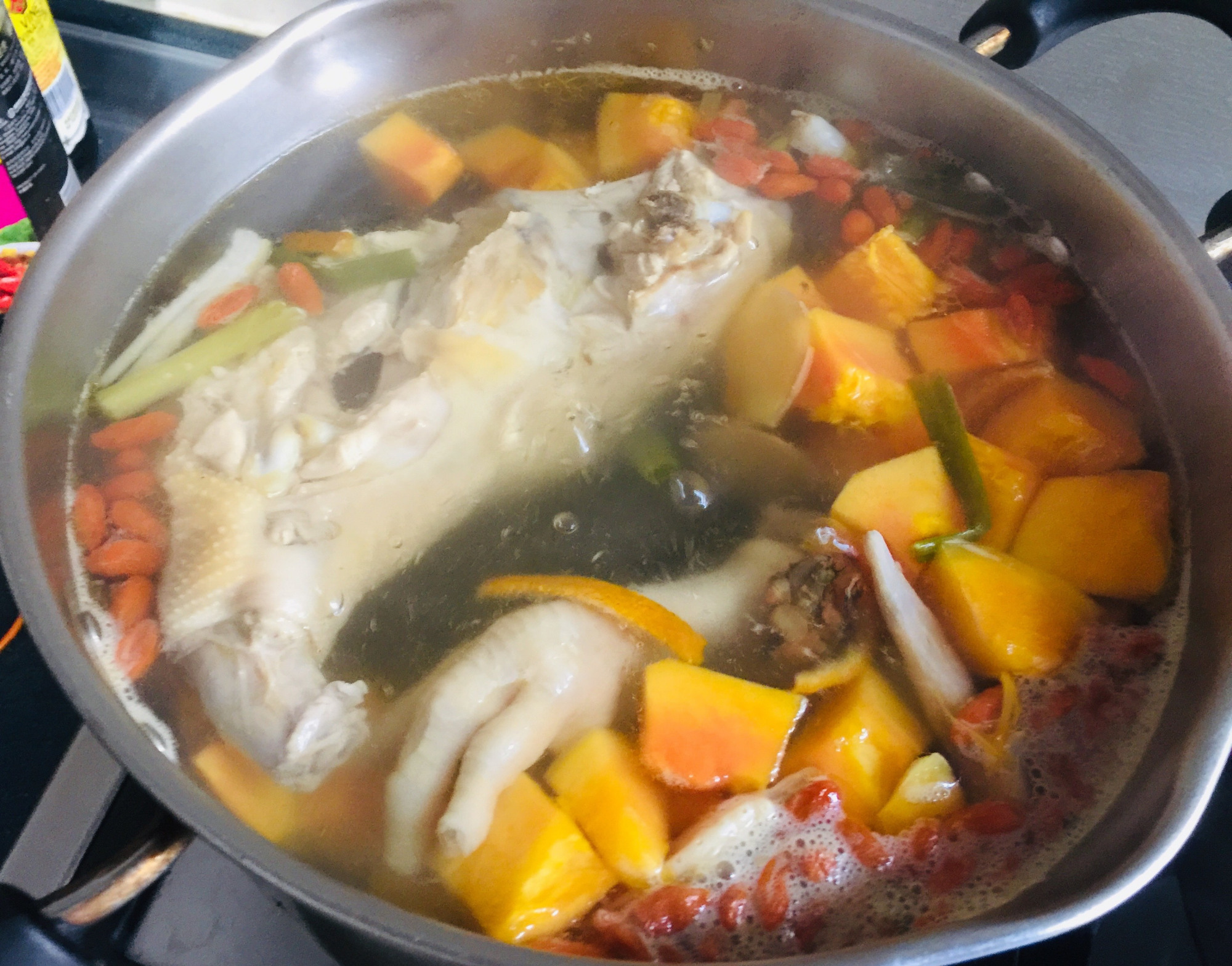 疫情期间,常喝木瓜煲鸡汤,既润肺又养颜,增强抵抗力身体好