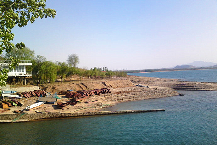 山東省蒙陰縣岸堤水庫(雲蒙湖)群山環抱風景秀麗,讓垂釣嗎