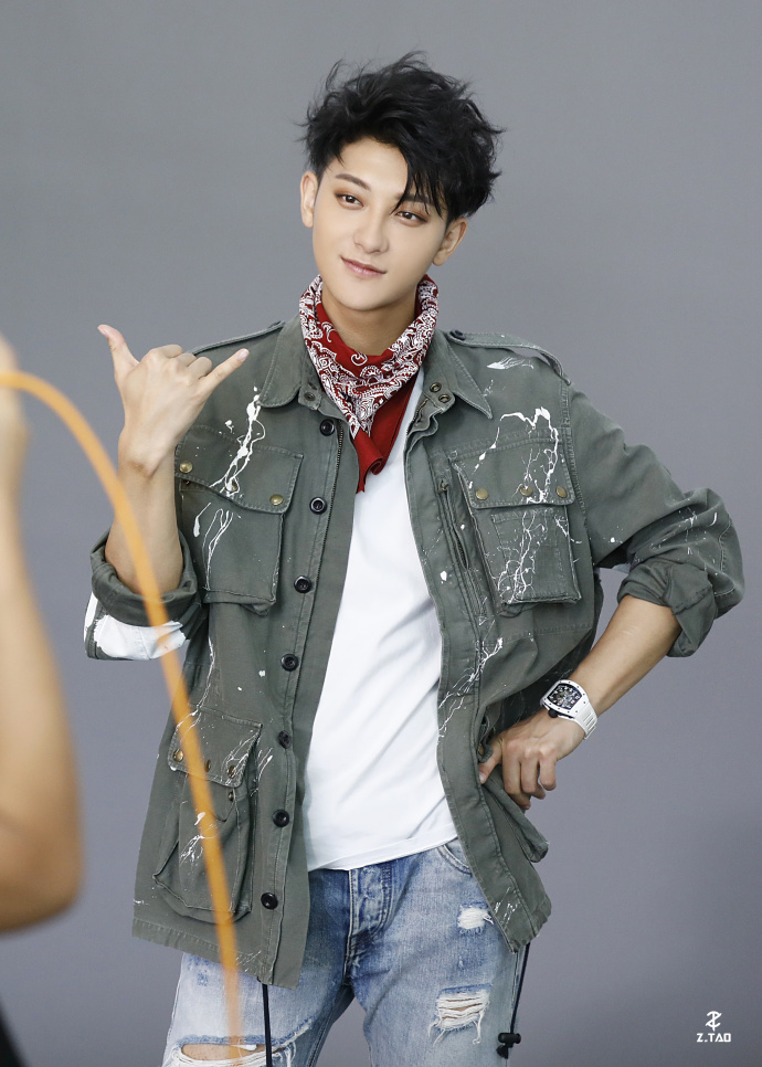 黄子韬开封菜广告花絮照曝光 甜盐并存帅气到离谱