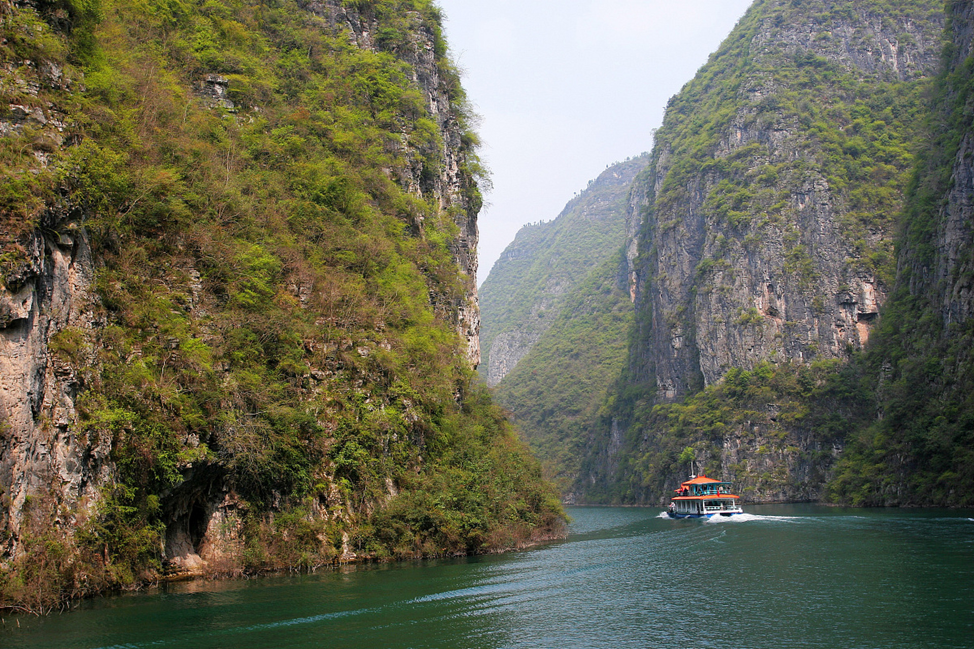 长江两岸的青山绿水,古树古镇,经过著名景点如巫山,瞿塘峡,小三峡等
