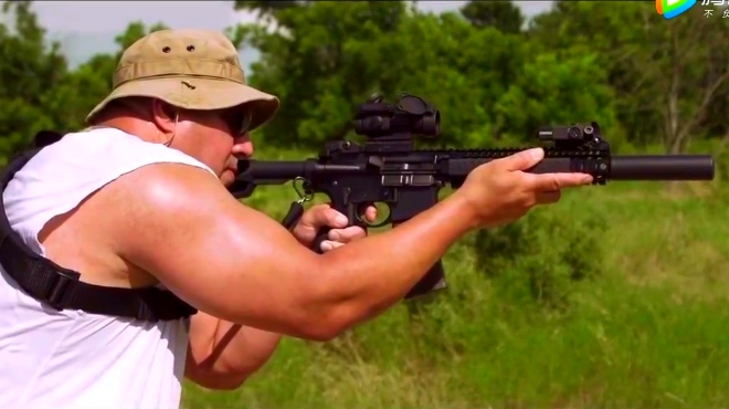 mk18步枪-美国海军vbss部队专用枪,枪本身自带消音器