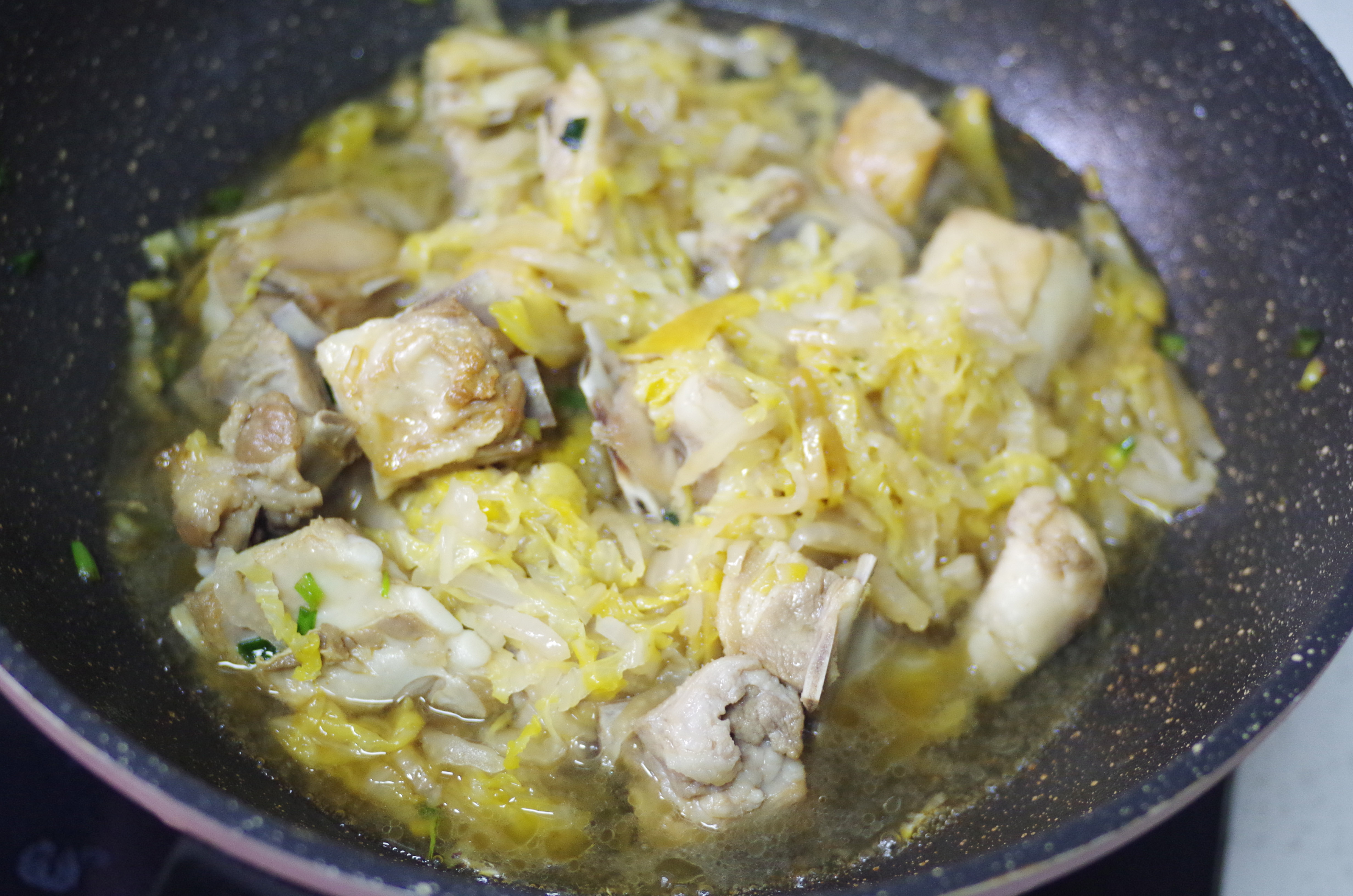 东北酸菜炖羊肉,酸香可口,大寒时节的一道下饭好菜