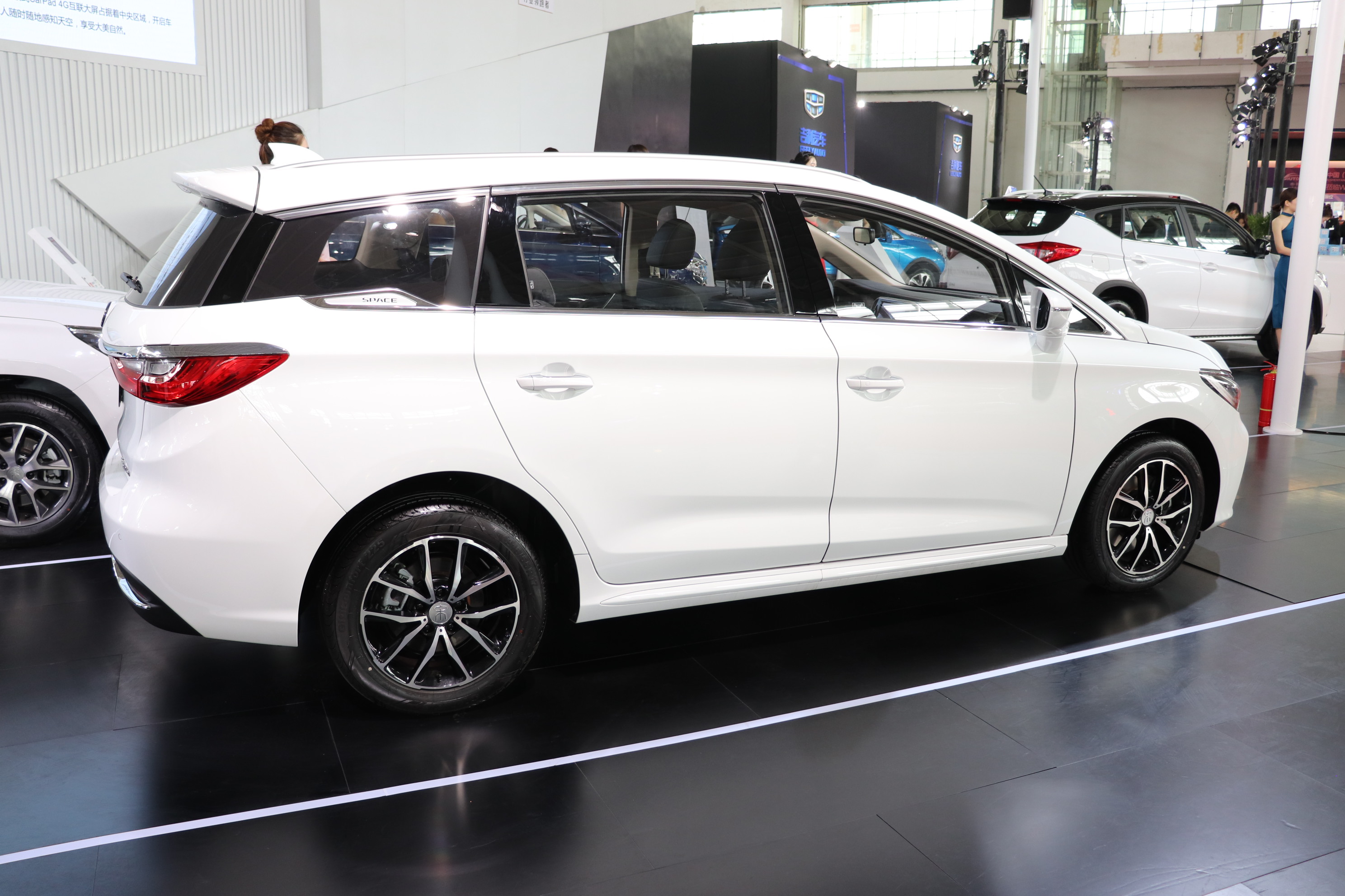 侧面一般般,我觉得mpv还是应该侧滑门吧.