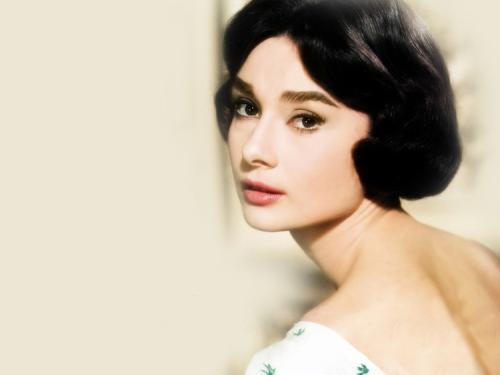 24岁"俄罗斯赫本"走红,当看到正脸后,网友:仙女下凡了?