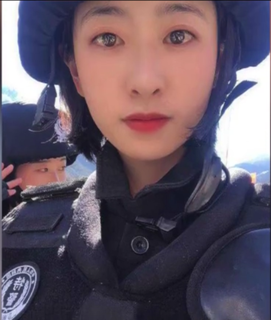 90后执勤女特警走红,街头最亮丽的风景线!