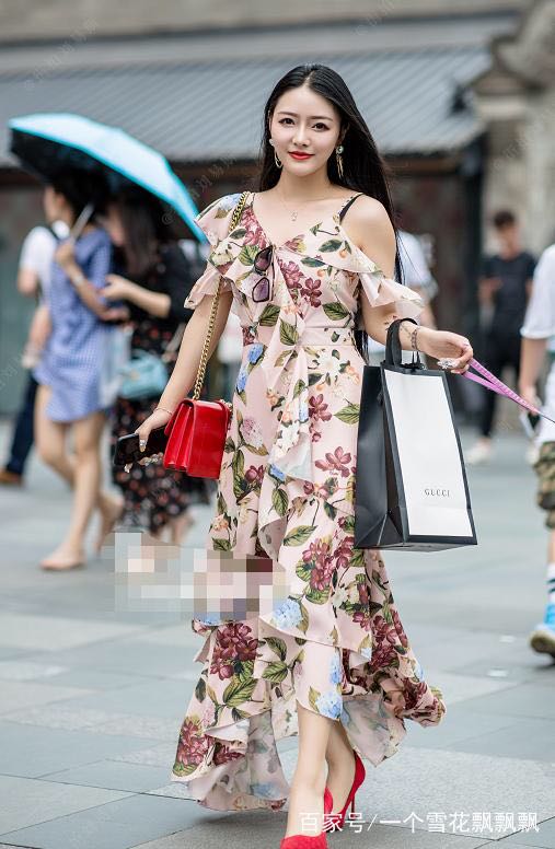 街拍:风尘仆仆的美女逛街归来,洋溢着甜美的笑容,女人味十足!