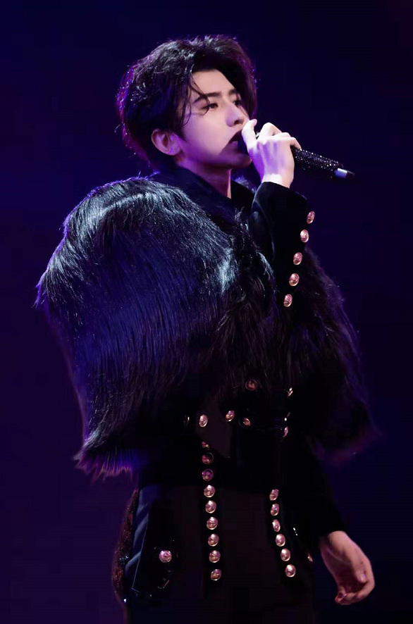 蔡徐坤cos李小龙经典造型,面露娇羞,什么情况