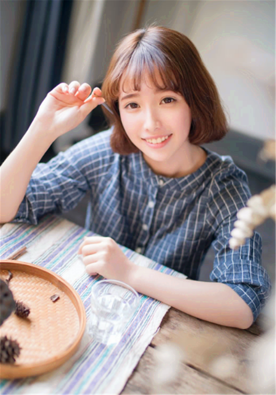 爱笑的短发女孩林娜