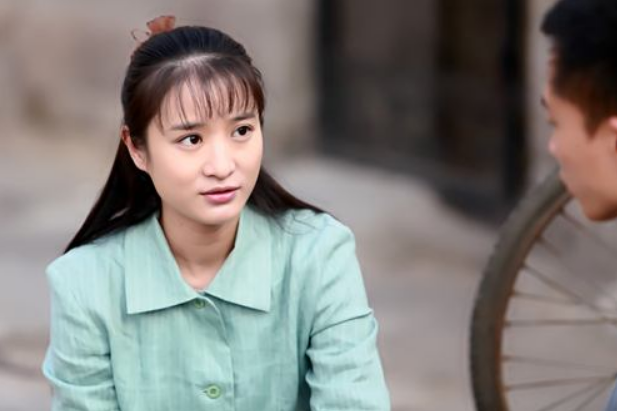 在剧中戴明明是小雪的学姐兼好朋友,经常来他们家玩,把刘星追的满屋