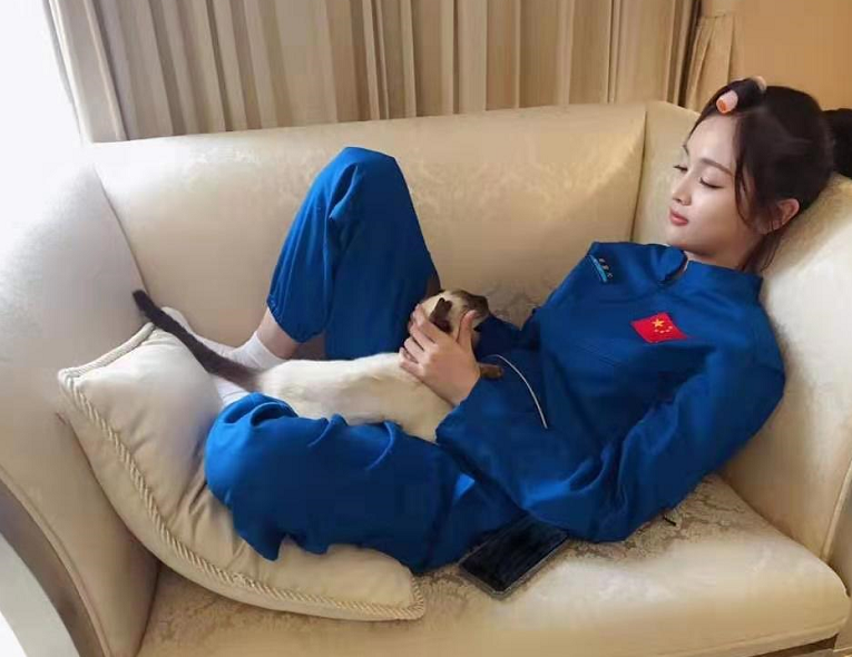 有一种卧躺叫程潇,360度动作太唯美,网友:我只要沙发