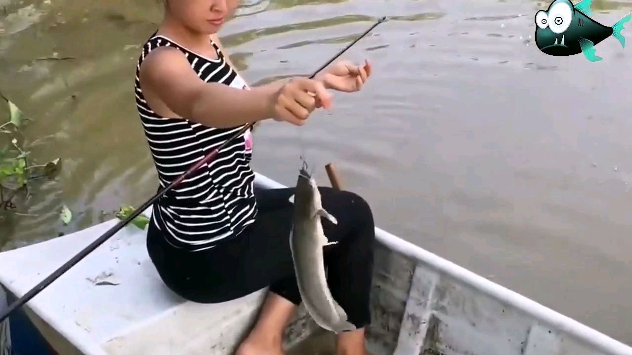 小女子船上坐钓、狂拉六须鲶鱼