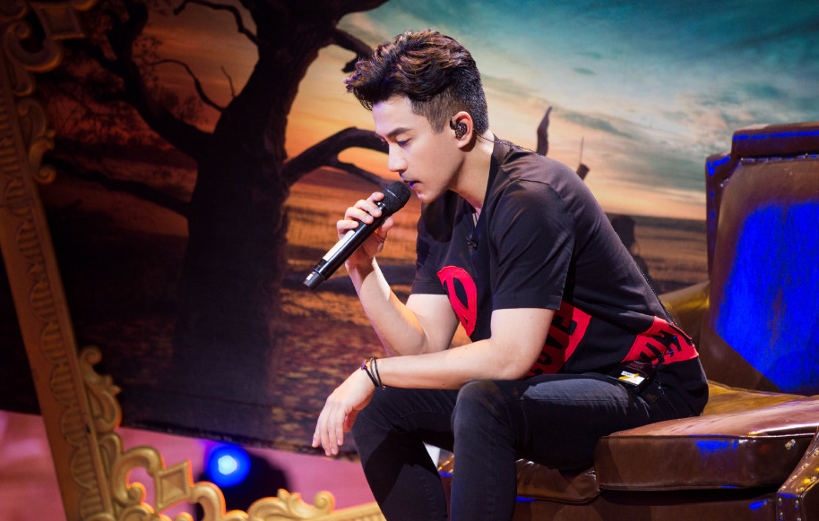 看到深情唱歌的刘恺威,瞬间就被这个男人圈粉了