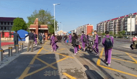 今天,我们开学啦!直击排队,堵车,聚集,测温现场