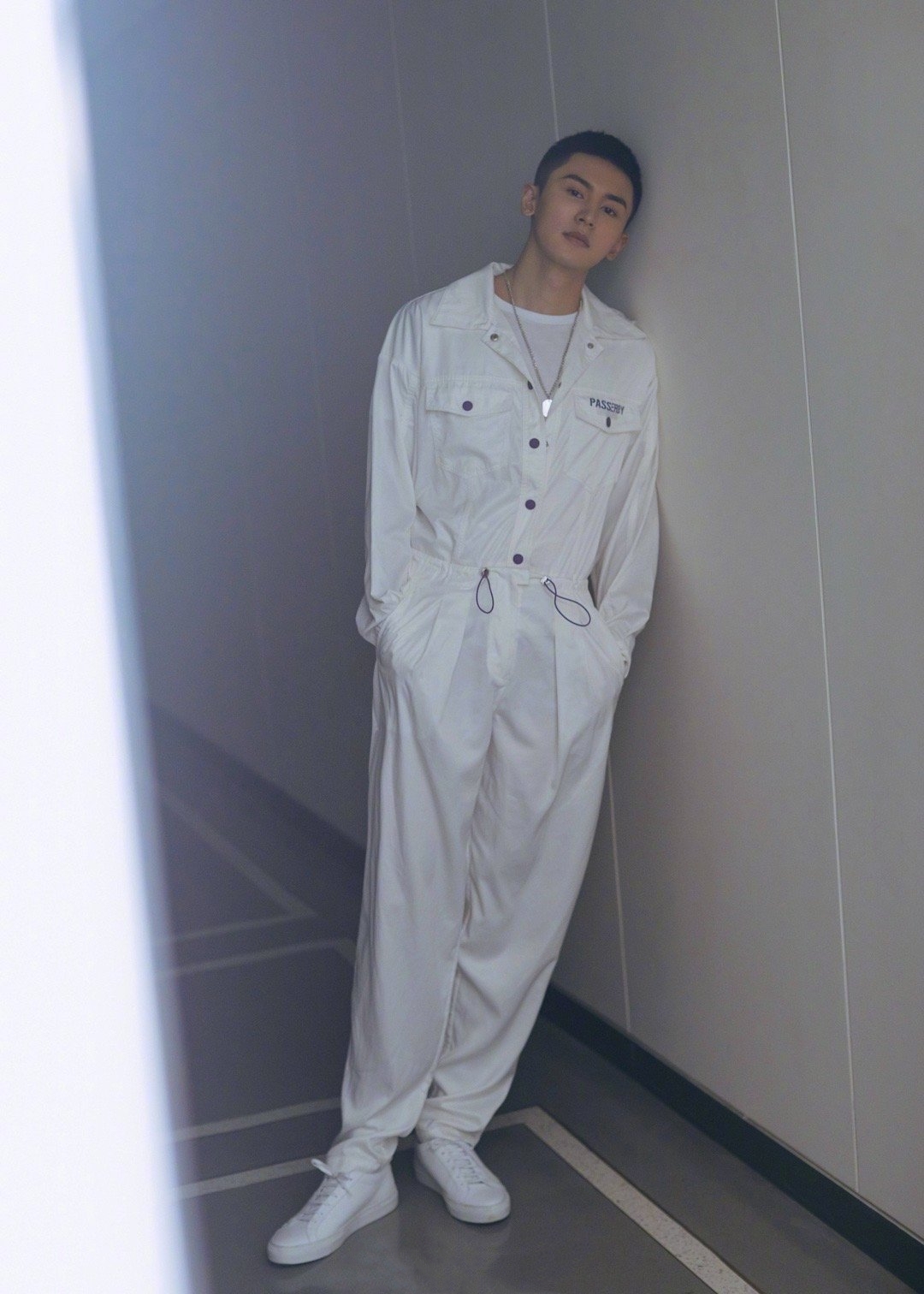 寸头张哲瀚张总,看一眼就是心动的感觉,穿搭也是一眼千年