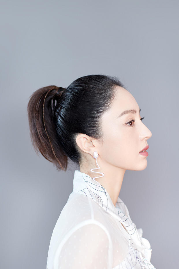 首页 > 曾黎现身上海机场 身穿黑衣外套休闲不失气场