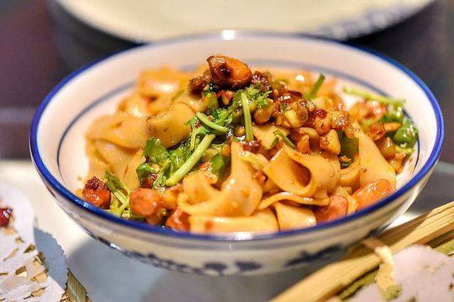 百城百味##百城百味长沙#【太平老街美食:猪油拌粉】门面很小,我几乎