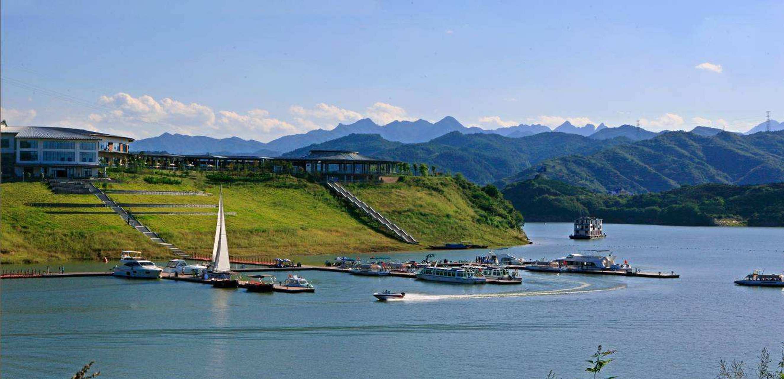 遇见美好#遇见好风景 湖北十堰太极湖位于武当山脚下,在蓄水后的