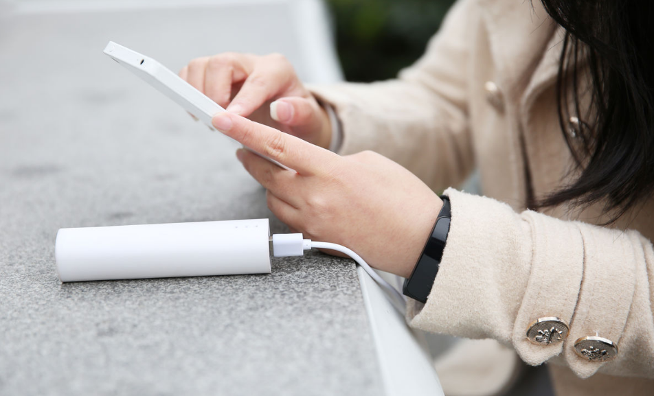 边玩手机边充电的时候,耗费的是来自充电器的电还是手机电池的?