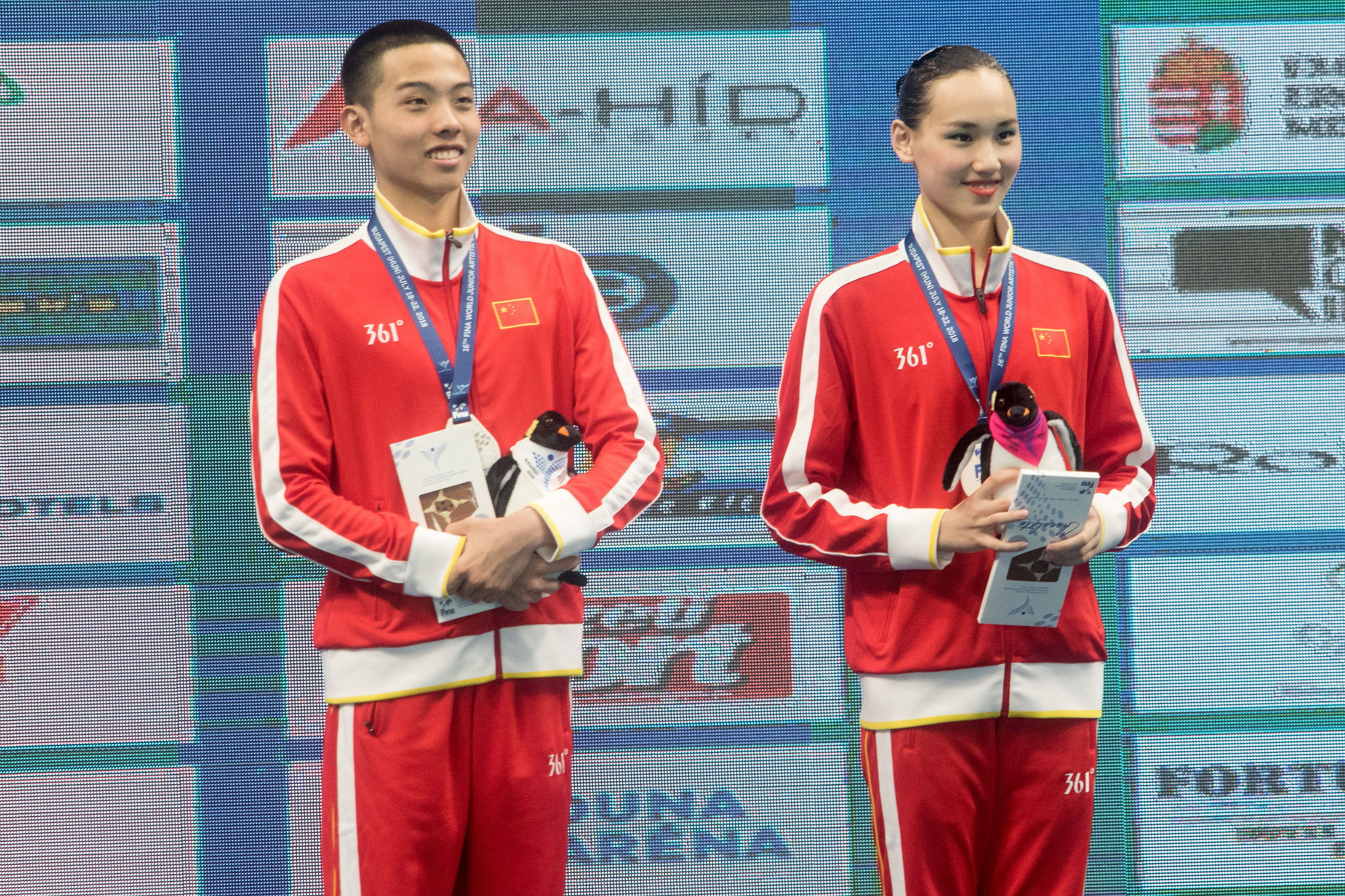 花样游泳——世界青少年锦标赛:中国组合获混双自由自选银牌(1)