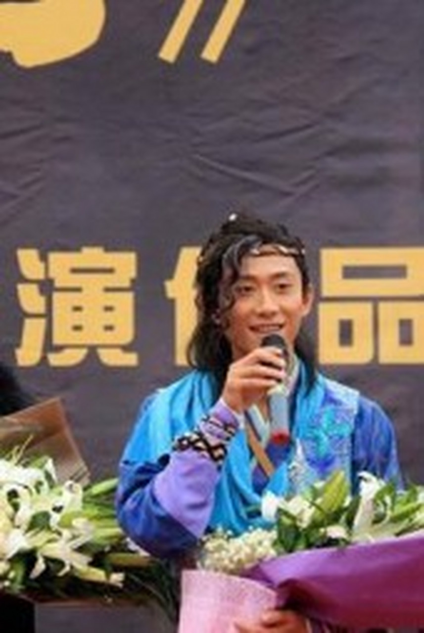【夺路而逃】电影讲述了不学无术醉生梦死的富二代周晓易(张一山饰)在