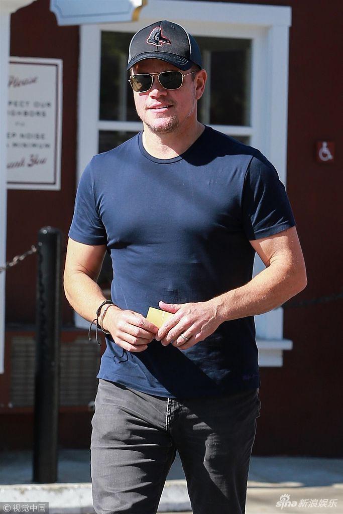当地时间2018年11月9日,美国圣莫尼卡,马特达蒙(matt damon)现身街头