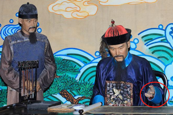 清朝官员拜见皇帝,下跪前为什么要拍两下袖子?小动作,大讲究