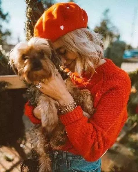 不论是你20,30还是40岁都可以轻松驾驭 红色最大的优点便是它可以为