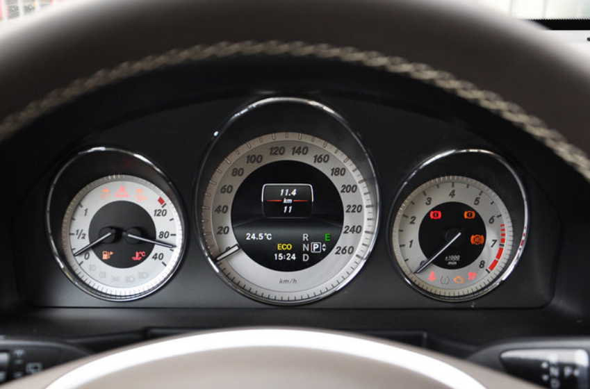 奔驰glk级,造型时尚典雅,仪表盘设计很好看也很耐看