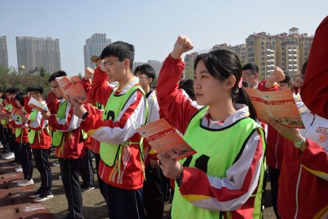 招远一中举行高三学子成人礼仪式,1500余名同学走过"成人门"