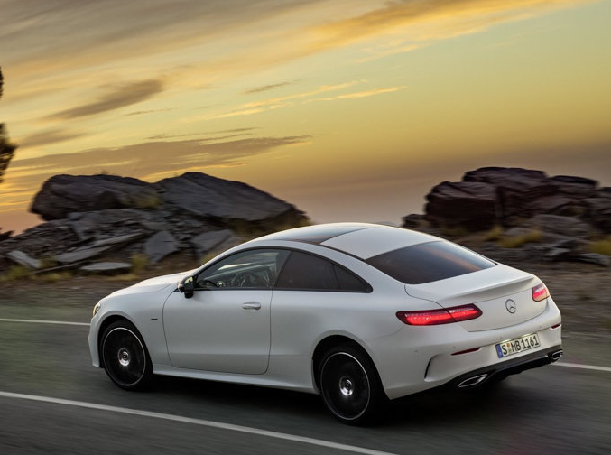 白色奔驰e级双门的帅气外观